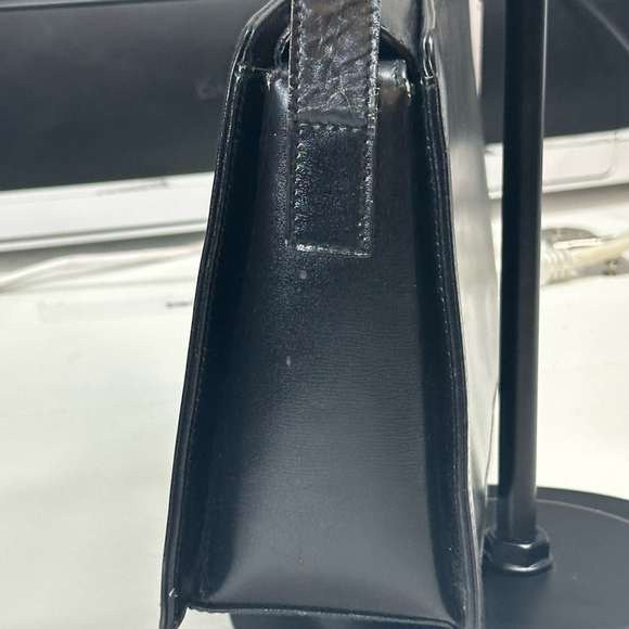 Sleek Black Gucci Shoulder Bag with Structured Design and Thin Strap - Picture 8 of 16